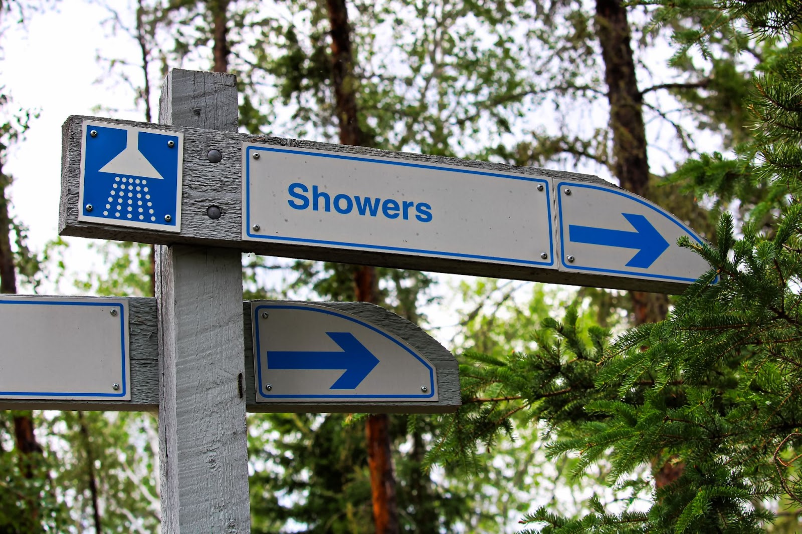 Direction signpost to shower building in campground